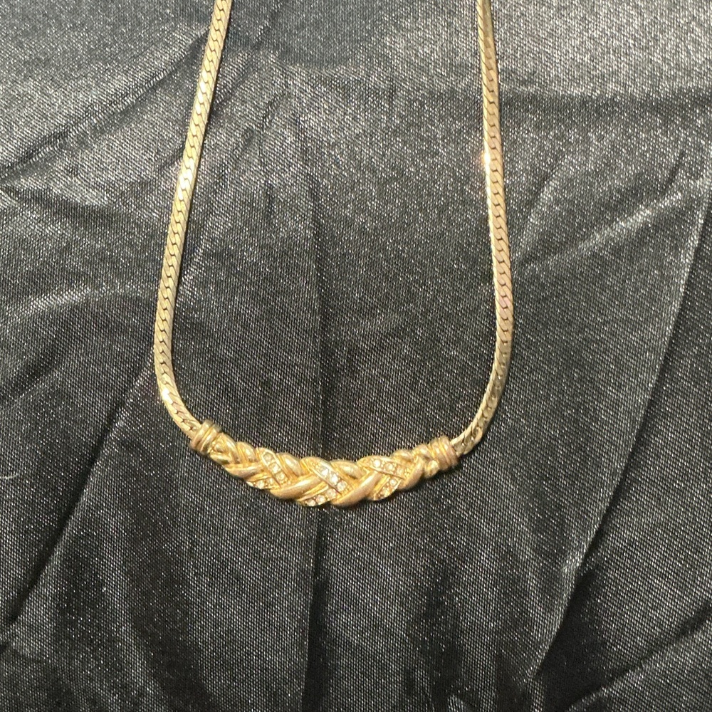 Elegant Gold Necklace with Intricate Detailing